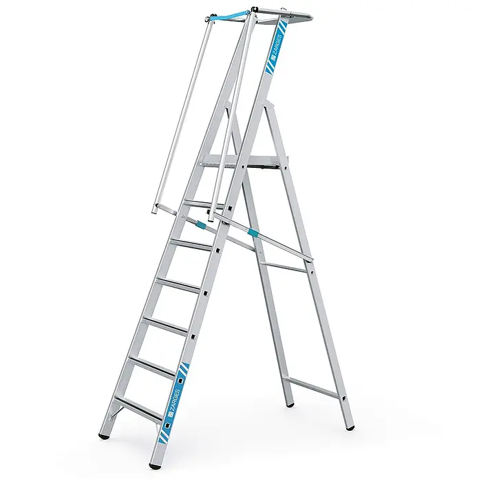 Zarges Podestleiter Stufenleiter ZAP Safemaster S mit großer Plattform 7 Stufen - Anzahl Tritte: 7 Stk., Arbeitshöhe: 3.850 m, Aluminium - Silberne Aluminium-Podestleiter mit hohem Sicherheitsgeländer, oberer Plattform und blauen Akzenten.
