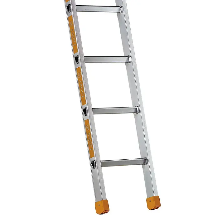 Layher Schiebeleiter Topic 1035 Schiebeleiter 2x6 Sprossen - Anzahl Tritte: 6 Stk., Arbeitshöhe: 3.800 m, Aluminium - Silberne Aluminiumleiter mit orangefarbenen Fußkappen und beschrifteten Sprossen, bereit zum Klettern.