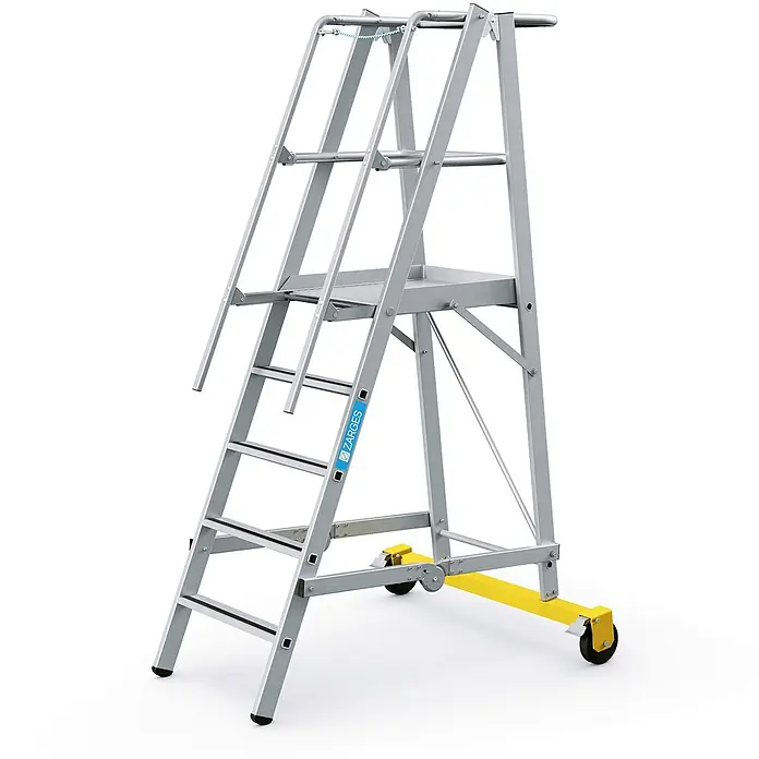 Zarges Podestleiter fahrbare Podestleiter ZAP Safemaster Plus S klappbar 5 Stufen - Anzahl Tritte: 5 Stk., Aluminium - Silberne mobile Arbeitsplattform aus Aluminium mit Leiter, Stehfläche und gelben Rädern.