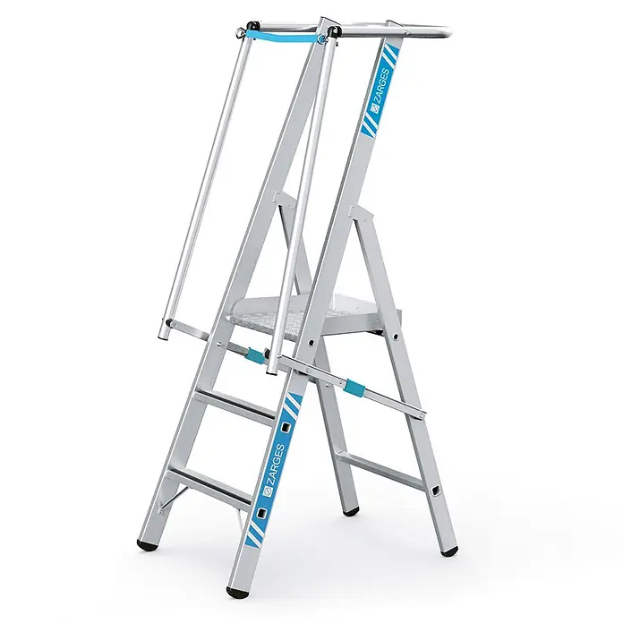 Zarges Podestleiter Stufenleiter ZAP Safemaster S mit großer Plattform 3 Stufen - Anzahl Tritte: 3 Stk., Arbeitshöhe: 2.780 m, Aluminium - Silberne Aluminium-Klappleiter mit Plattform, blauen Akzenten und Sicherheitsgeländern.