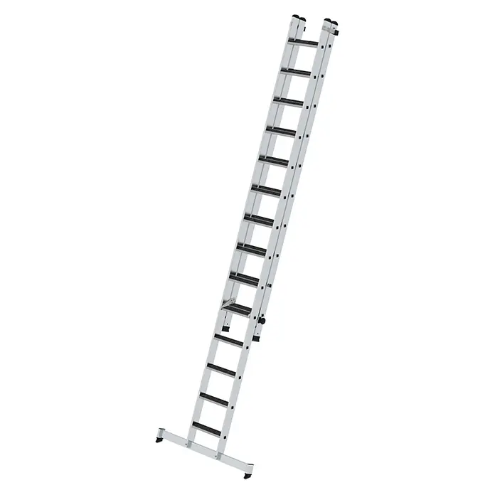 Munk Schiebeleiter Stufen-Schiebeleiter mit nivello-Traverse 2-teilig clip-step R13 14+10 Stuf - Anzahl Tritte: 14 Stk., Arbeitshöhe: 6.200 m, Aluminium - Eine ausziehbare silberne Aluminiumleiter mit breitem Standfuß und rutschfesten Sprossen für Stabilität.