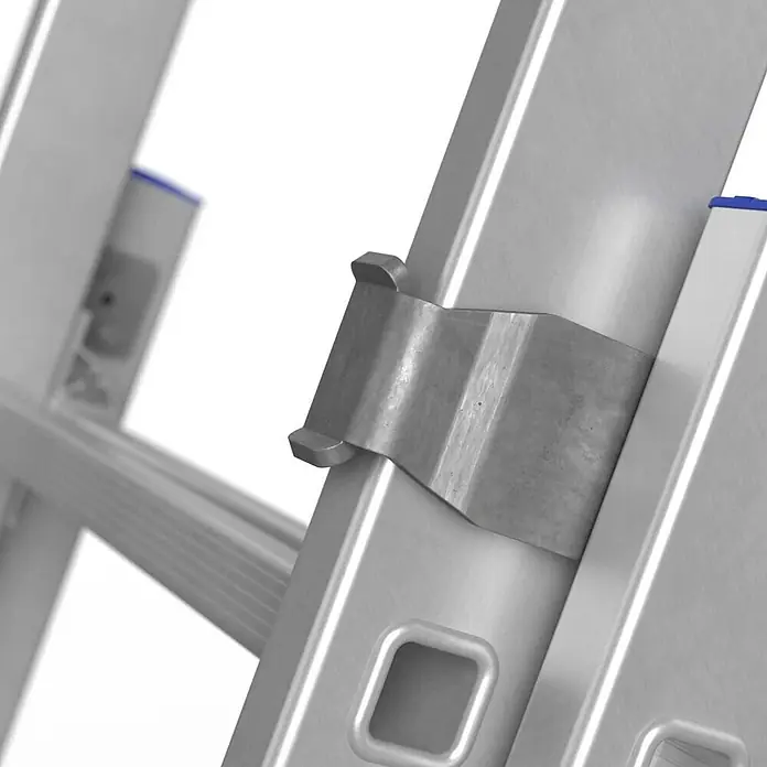 Werner Schiebeleiter Schiebeleiter 2x15 Sprossen - Anzahl Tritte: 15 Stk., Arbeitshöhe: 8.170 m, Aluminium - Nahaufnahme eines silbernen Aluminium-Ausziehleiterabschnitts mit einer Metallverriegelungsklemme, die zwei Holme verbindet. Blaue Endkappen sind sichtbar.