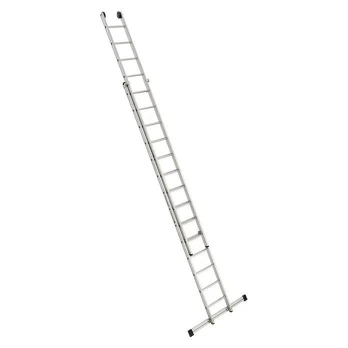 Euroline Schiebeleiter Premium 302 Schiebeleiter 2x14 Sprossen - Anzahl Tritte: 14 Stk., Arbeitshöhe: 8.400 m, Aluminium - Lange silberne Aluminium-Anlegeleiter mit Rollen oben und Stabilisator unten, ausgefahren und schräg gestellt.