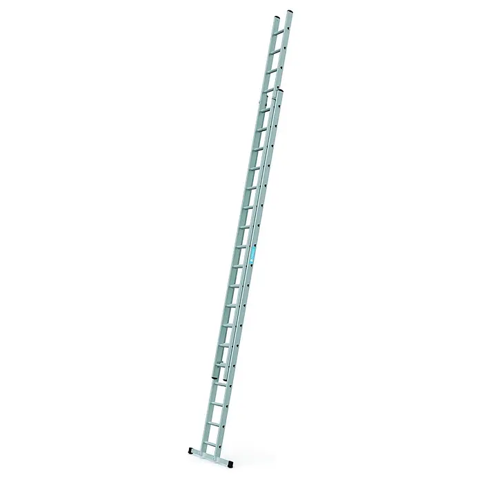 Zarges Schiebeleiter Schiebeleiter Everest 2DE 2x18 Sprossen - Anzahl Tritte: 18 Stk., Arbeitshöhe: 9.800 m, Aluminium - Silberne Aluminium-Schiebeleiter mit schwarzen Füßen und blauem Markenetikett.