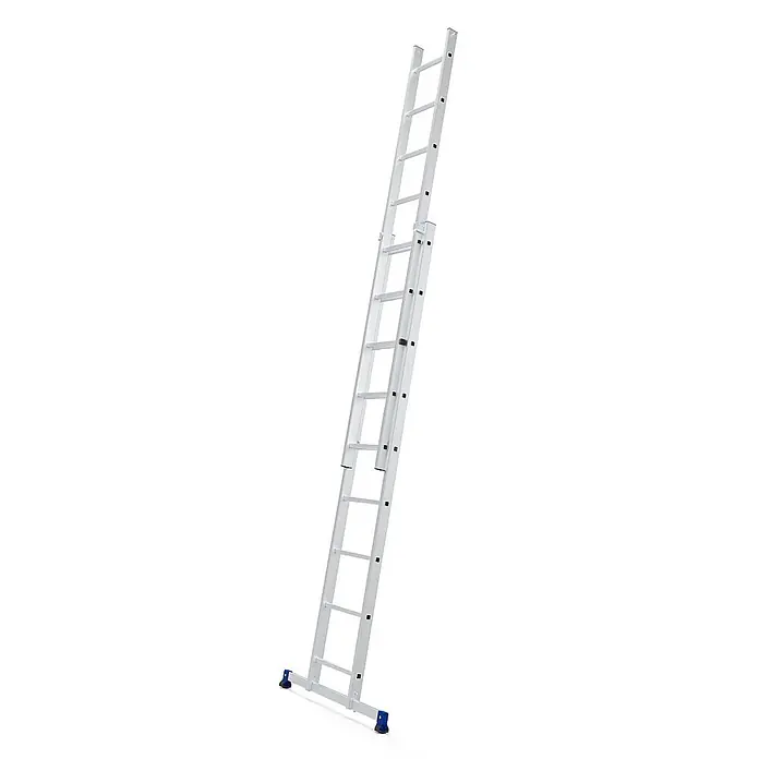 Werner Schiebeleiter Schiebeleiter 2x9 Sprossen - Anzahl Tritte: 9 Stk., Arbeitshöhe: 4.920 m, Aluminium - Silberne Aluminium-Ausziehleiter mit blauen Anti-Rutsch-Füßen, schräg stehend.