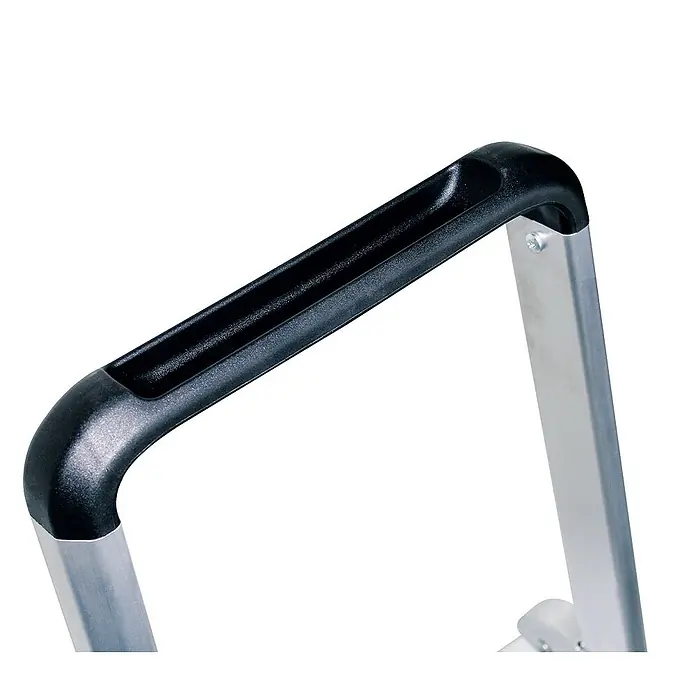Munk Stehleiter Stufenstehleiter ML einseitig begehbar 3 Stufen - Arbeitshöhe: 2.750 m, Aluminium - Schwarzer Kunststoffgriff und silberner Aluminiumrahmen einer Leiter.