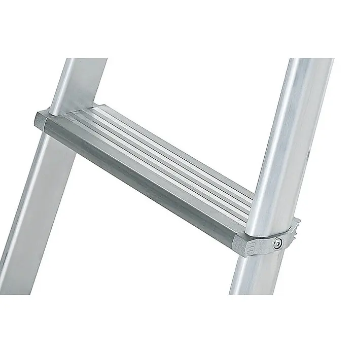 Munk Stehleiter Stufenstehleiter ML einseitig begehbar 3 Stufen - Arbeitshöhe: 2.750 m, Aluminium - Nahaufnahme einer silbernen Aluminium-Leiterstufe mit rutschfesten Rillen, sicher an den Holmprofilen befestigt.
