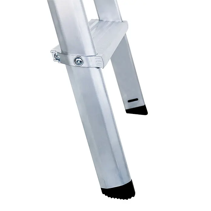 Munk Stehleiter Stufenstehleiter ML einseitig begehbar 3 Stufen - Arbeitshöhe: 2.750 m, Aluminium - Detail einer silbernen Aluminiumleiter mit strukturierten Stufen und rutschfesten schwarzen Gummifüßen.