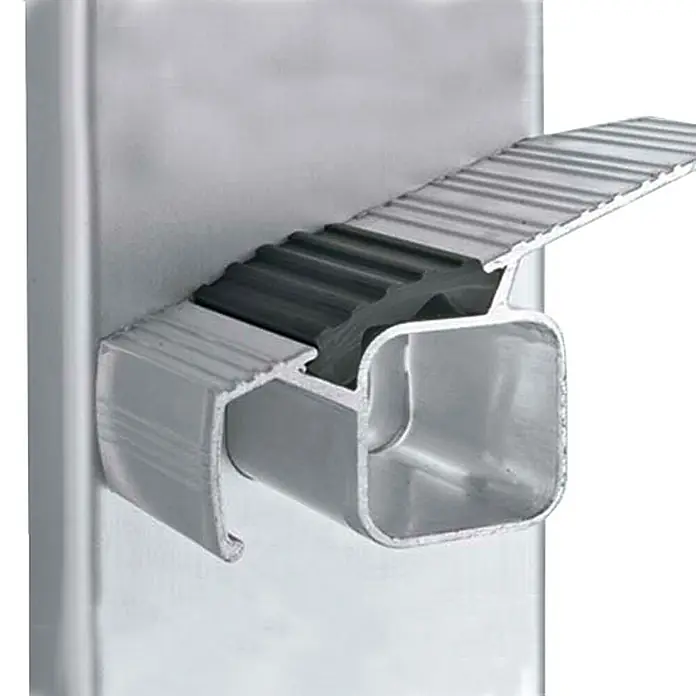 Zarges Stehleiter gebördelte Stehleiter, eloxiert Saferstep B 2x4 Stufen - Anzahl Tritte: 4 Stk., Arbeitshöhe: 2.550 m, Aluminium - Silbernes Aluminiumprofil mit schwarzem Gummieinsatz, dient als Modulhalterung oder Verbinder an einem vertikalen Pfosten.