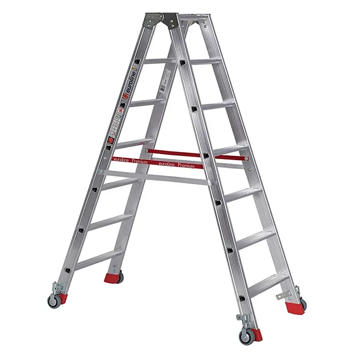 Euroline Stehleiter Premium 30573 Stufenstehleiter mit Federrollen und Feststellern 2x7 Stufen - Anzahl Tritte: 7 Stk., Arbeitshöhe: 3.150 m, Aluminium - Silberne Aluminium-Klappleiter mit roten Querstreben und Rollen an den Füßen für Mobilität.