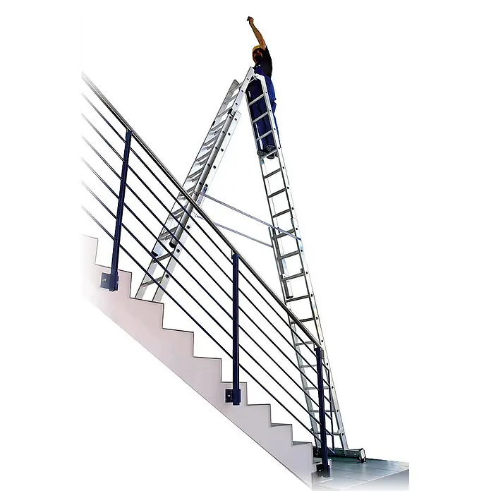 Munk Stehleiter Stehleiter mit nivello-Traverse 4x12 Sprossen - Anzahl Tritte: 8 Stk., Arbeitshöhe: 7.000 m, Aluminium - Silberne Aluminium-Mehrzweckleiter, auf einer Treppe aufgebaut, von einer Person benutzt.