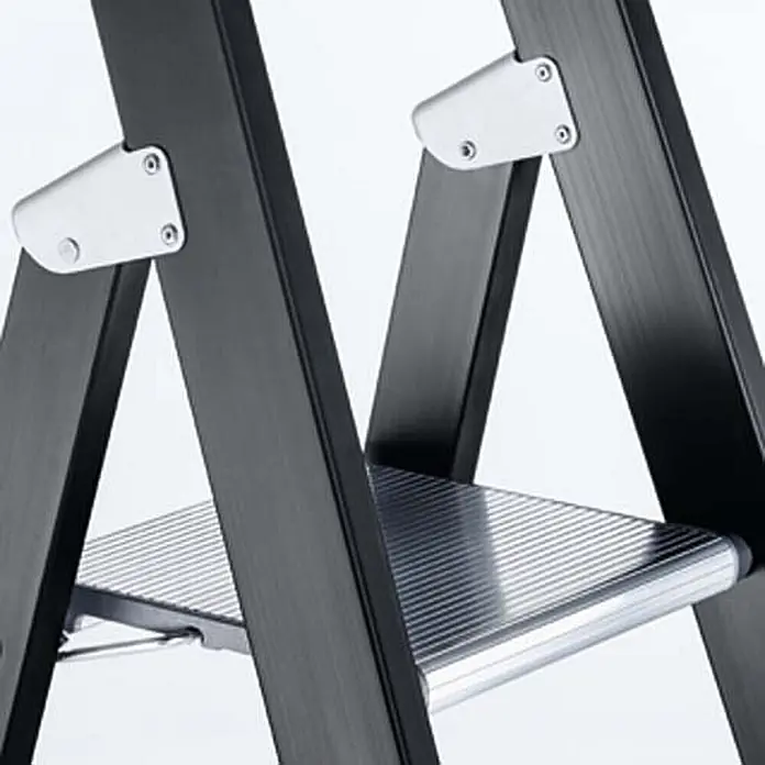 Zarges Stehleiter SL Stehleiter Megastep S 4 Sprossen - Anzahl Tritte: 4 Stk., Arbeitshöhe: 3.100 m, Aluminium - Schwarze Stehleiter mit silberner, geriffelter Stufe und weißen Verbindungsgelenken.