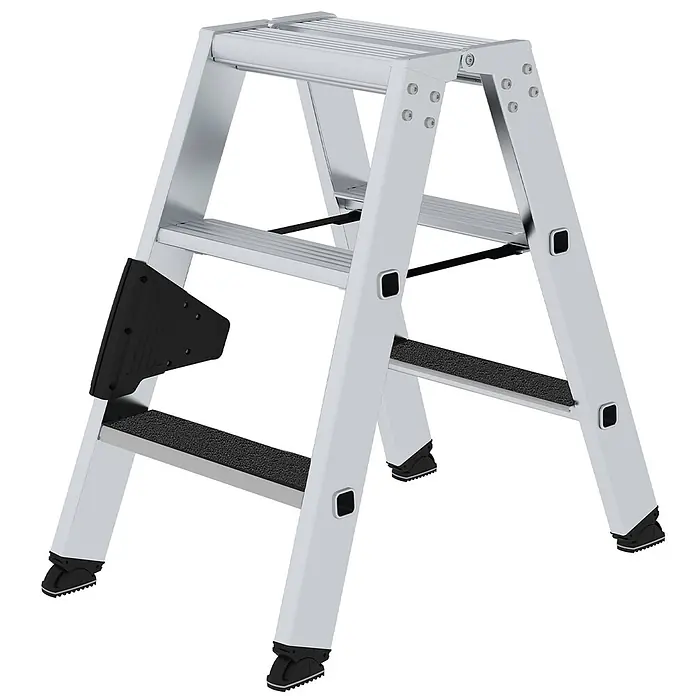 Munk Stehleiter Stehleiter beidseitig begehbar mit clip-step R13 2x3 Stufen - Anzahl Tritte: 3 Stk., Arbeitshöhe: 2.200 m, Aluminium - Stabiler Tritthocker aus silbernem Aluminium mit schwarzen Antirutschstufen, Gummifüßen und seitlicher Werkzeugablage.