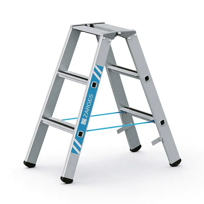 Zarges Stehleiter gebördelte Stehleiter, eloxiert Saferstep B 2x3 Stufen - Anzahl Tritte: 3 Stk., Arbeitshöhe: 2.300 m, Aluminium - Silberne Aluminium-Bockleiter mit blauen Sicherheitsgurten und schwarzen Antirutschfüßen.