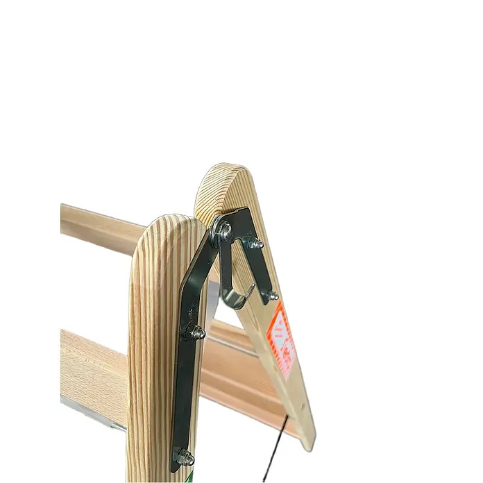 Siedra-Leitern Stehleiter Holz Stufenstehleiter HSL nach TRBS 2121-2 mit Werkzeugtasche und Eimerhake - Anzahl Tritte: 6 Stk., Arbeitshöhe: 2.940 m, Holz - Klappmechanismus einer Dachbodentreppe aus Holz mit Metallscharnieren und Haken.