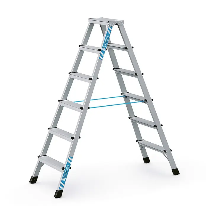 Zarges Stehleiter genietete Stehleiter eloxiert XLstep B 2x6 Stufen - Anzahl Tritte: 6 Stk., Arbeitshöhe: 3.000 m, Aluminium - Silberne Aluminium-Klappleiter mit schwarzen rutschfesten Füßen und blauen Stabilisierungsbändern.