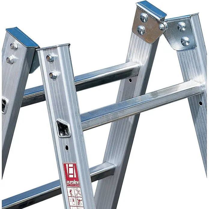 Euroline Stehleiter Premium 305 Sprossenstehleiter 2x12 Sprossen - Anzahl Tritte: 12 Stk., Arbeitshöhe: 4.650 m, Aluminium - Nahaufnahme einer silbernen Aluminium-Mehrzweckleiter mit stabilen Sprossen und verstellbarem Gelenkmechanismus.