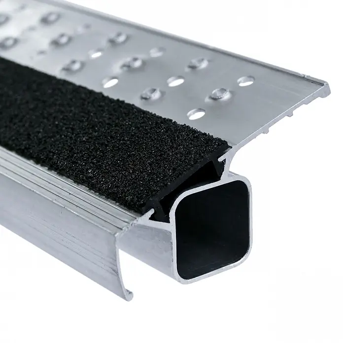 Zarges Stehleiter gebördelte Stufen-Stehleiter R13step S 7 Stufen - Anzahl Tritte: 7 Stk., Arbeitshöhe: 3.850 m, Aluminium - Silbernes Aluminium-Treppenprofil mit schwarzem Anti-Rutsch-Streifen für verbesserten Halt.