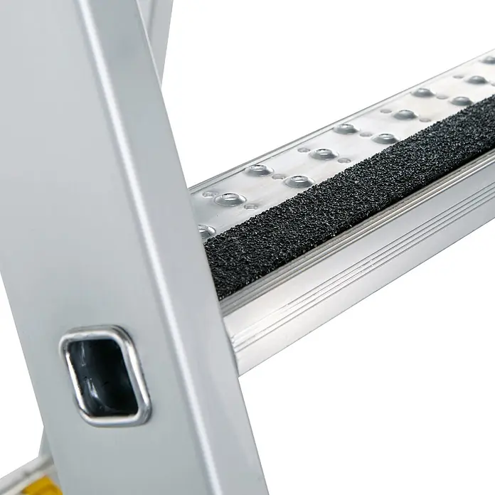 Zarges Stehleiter gebördelte Stufen-Stehleiter R13step S 7 Stufen - Anzahl Tritte: 7 Stk., Arbeitshöhe: 3.850 m, Aluminium - Nahaufnahme einer silbernen Aluminium-Leiterstufe mit schwarzem Anti-Rutsch-Streifen und genoppter Oberfläche.