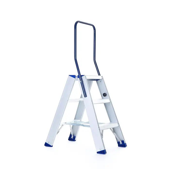 ASC Stehleiter Eurostairs Stufenstehleiter zweiseitig eloxiert mit Bügel 3 Stufen - Anzahl Tritte: 3 Stk., Arbeitshöhe: 2.550 m, Aluminium - Silberne Aluminium-Stehleiter mit blauen Details und hohem Sicherheitsgriff für Stabilität.