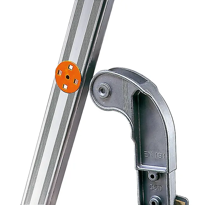 Facal Stehleiter Stufenstehleiter QUADRA S300 Aluminium 7 Stufen - Anzahl Tritte: 7 Stk., Arbeitshöhe: 3.390 m, Aluminium - Silberne Leiterholm mit orangefarbener Scheibe und silbernem Metallscharnier. Markierungen 'EN 131' und '050' sind sichtbar.