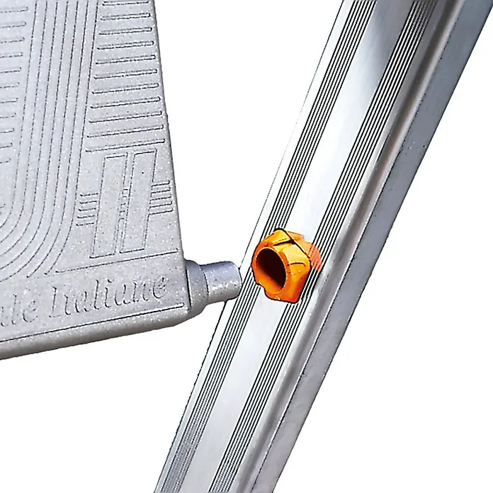 Facal Stehleiter Stufenstehleiter QUADRA S300 Aluminium 7 Stufen - Anzahl Tritte: 7 Stk., Arbeitshöhe: 3.390 m, Aluminium - Orangefarbener Kunststoff-Sicherheitsverschluss an einer Aluminium-Leiterschiene neben einer grauen Stufe.