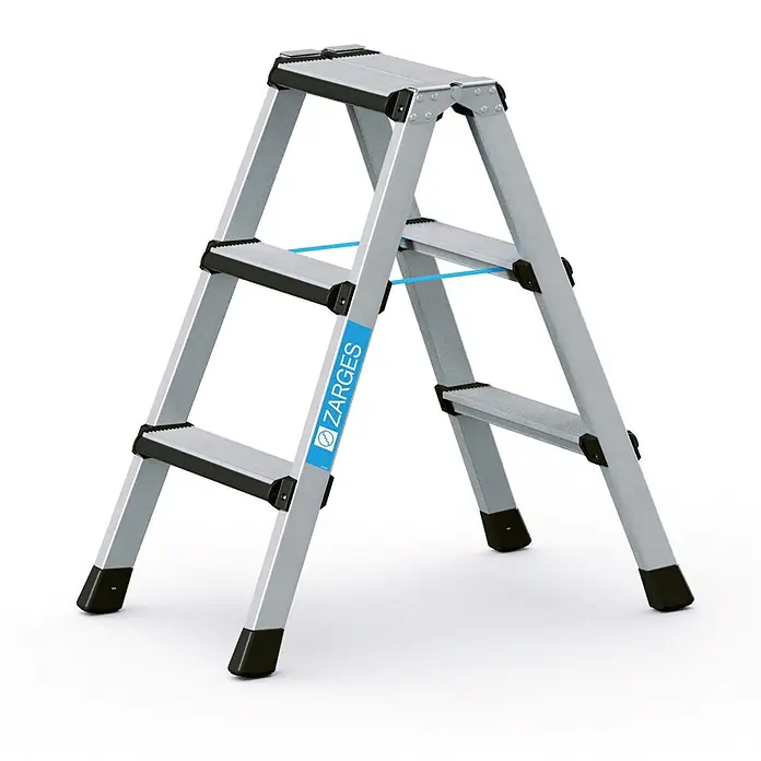 Zarges Stehleiter Comfortstep B Stehleiter mit gepolsterter Stufen-Vorderkante 2x3 Stufen - Anzahl Tritte: 3 Stk., Arbeitshöhe: 2.250 m, Aluminium - Silberne Aluminium-Stehleiter mit schwarzen Anti-Rutsch-Stufen und Schutzkappen, mit blauem Zarges-Logo.