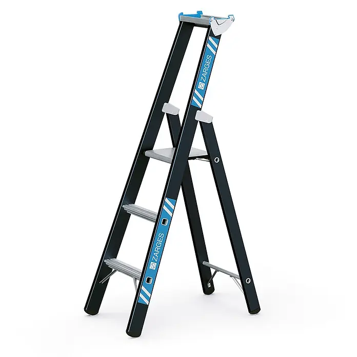 Zarges Stehleiter SL Stehleiter Megastep S 3 Sprossen - Anzahl Tritte: 3 Stk., Arbeitshöhe: 2.800 m, Aluminium - Dunkelgraue Aluminium-Stehleiter von Zarges mit 3 silbernen Stufen und blauen Akzenten.
