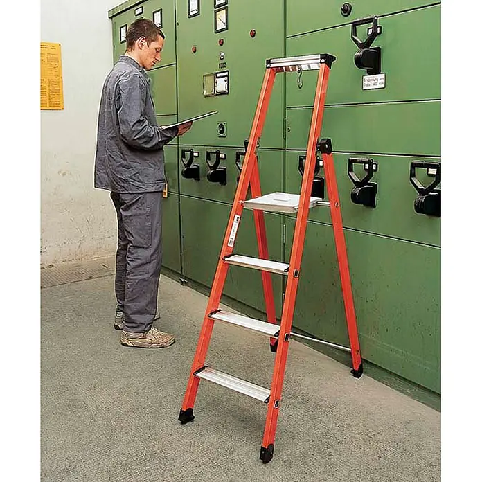 Zarges Stehleiter gebördelte Kunststoff-Stehleiter EFAmix S in GFK-Mischbauweise 4 Stufen - Anzahl Tritte: 4 Stk., Arbeitshöhe: 2.900 m, Kunststoff - Orangefarbene Stehleiter mit Aluminiumstufen, neben industriellen Schaltschränken positioniert, ein Arbeiter in der Nähe. Für Wartungsarbeiten.