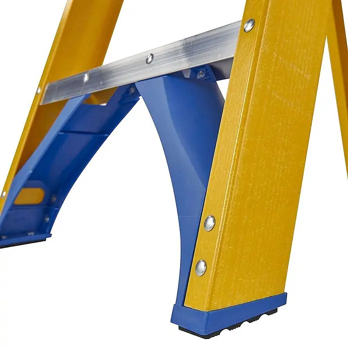 Werner Stehleiter GFK Kunststoff Stufenstehleiter 4 Stufen - Anzahl Tritte: 4 Stk., Arbeitshöhe: 2.930 m, Kunststoff - Gelbe Fiberglas-Stehleiterbasis mit blauen Stützen und rutschfesten Füßen.