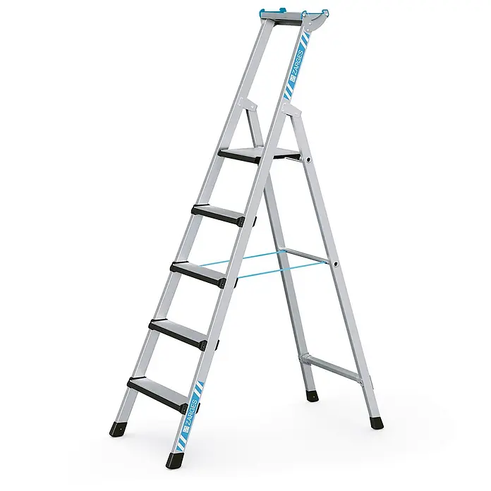 Zarges Stehleiter Comfortstep S gebördelte Stehleiter mit gepolsterter Stufen-Vorderkante 5 - Anzahl Tritte: 5 Stk., Arbeitshöhe: 3.100 m, Aluminium - Silberne Aluminium-Klappleiter mit fünf schwarzen Stufen und blauen Akzenten. Robust und tragbar.