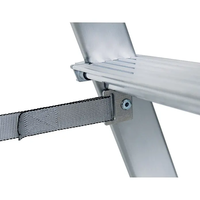 Munk Stehleiter Stufenstehleiter ML 2x4 Stufen - Anzahl Tritte: 4 Stk., Arbeitshöhe: 0,9 m, Belastbarkeit: 150 kg, Aluminium - Detail einer silbernen Aluminiumleiterstufe mit grauem Sicherungsgurt, befestigt mit einer Metallhalterung.