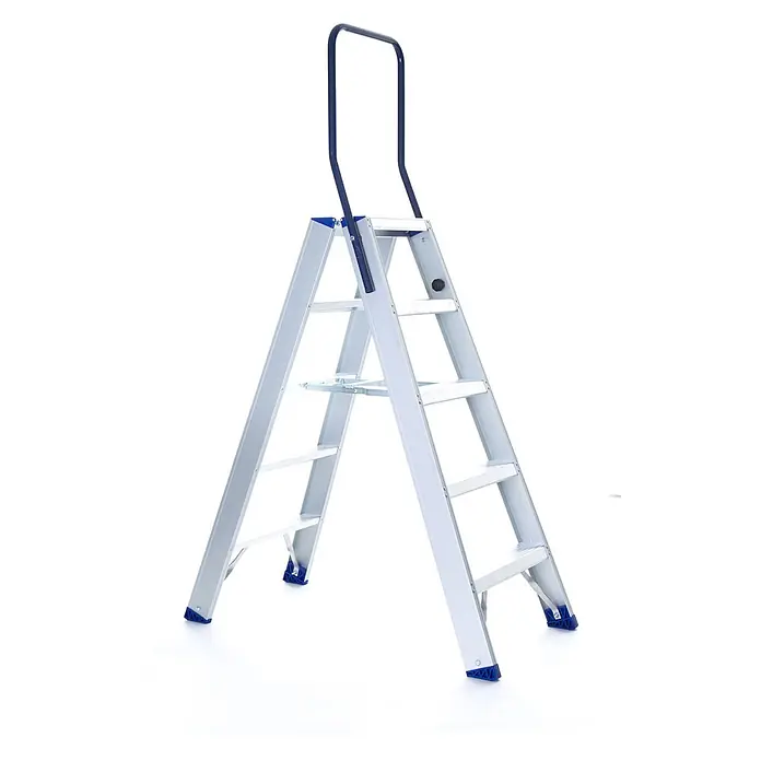 ASC Stehleiter Eurostairs Stufenstehleiter zweiseitig eloxiert mit Bügel 5 Stufen - Anzahl Tritte: 5 Stk., Arbeitshöhe: 3.050 m, Aluminium - Silberne Aluminium-Klappleiter mit blauen Akzenten und Sicherheits-Haltegriff.