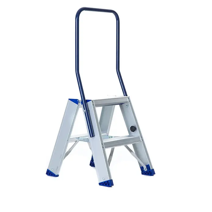 ASC Stehleiter Eurostairs Stufenstehleiter zweiseitig eloxiert mit Bügel 2 Stufen - Anzahl Tritte: 2 Stk., Arbeitshöhe: 2.300 m, Aluminium - Zweistufige Aluminium-Klappleiter in Silber mit blauem Sicherheitsbügel und blauen rutschfesten Füßen.