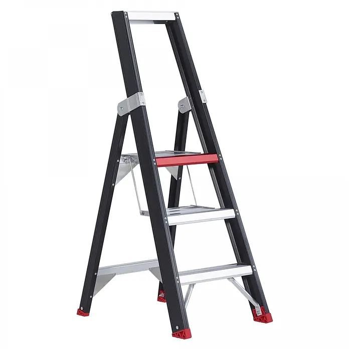 Altrex Stehleiter Taurus einseitig begehbare Stufenstehleiter TGB 3 Stufen - Anzahl Tritte: 3 Stk., Arbeitshöhe: 2.700 m - Schwarz-silberne vierstufige Klappleiter mit roter oberster Stufe und roten Antirutschfüßen.