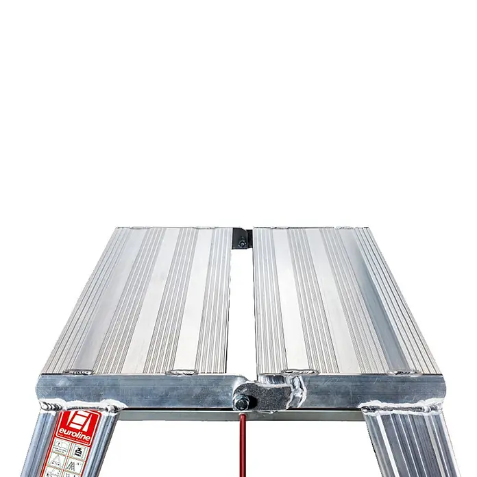 Euroline Stehleiter Premium 30581 Stufenstehleiter breit 2x3 Stufen - Anzahl Tritte: 3 Stk., Arbeitshöhe: 2.730 m, Aluminium - Nahaufnahme einer silbernen Aluminium-Trittstufenplattform mit rutschfesten Rillen und zentralem Klappmechanismus.