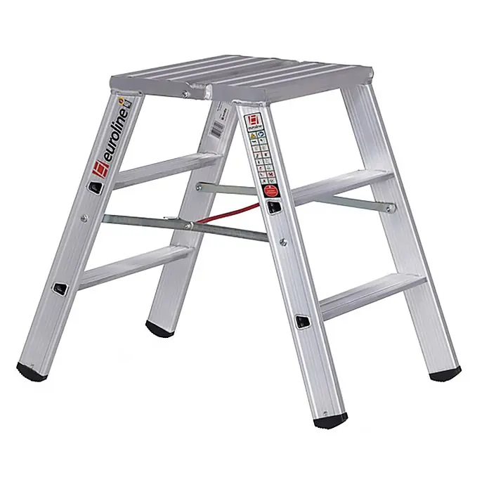 Euroline Stehleiter Premium 30581 Stufenstehleiter breit 2x3 Stufen - Anzahl Tritte: 3 Stk., Arbeitshöhe: 2.730 m, Aluminium - Silberne Aluminium-Arbeitsplattform mit geriffelter Anti-Rutsch-Stehfläche und zwei breiten Stufen.