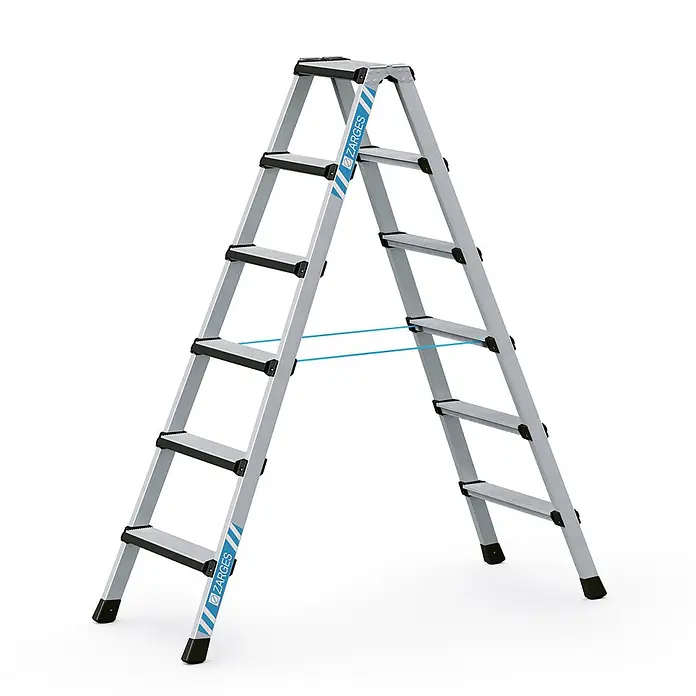 Zarges Stehleiter Comfortstep B Stehleiter mit gepolsterter Stufen-Vorderkante 2x6 Stufen - Anzahl Tritte: 6 Stk., Arbeitshöhe: 2.900 m, Aluminium - Silberne Aluminium-Stehleiter mit schwarzen Stufen und Füßen, blauer Stabilisierungsleine und ZARGES-Branding.