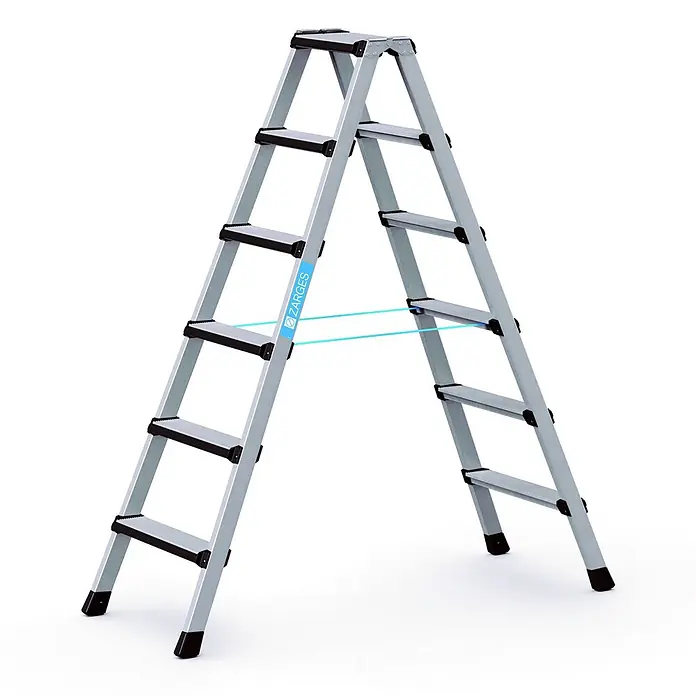 Zarges Stehleiter Comfortstep B Stehleiter mit gepolsterter Stufen-Vorderkante 2x6 Stufen - Anzahl Tritte: 6 Stk., Arbeitshöhe: 2.900 m, Aluminium - Silberne Aluminium-Klappleiter mit schwarzen Stufen, Füßen, blauem ZARGES Logo und Stabilisierungsgurten.