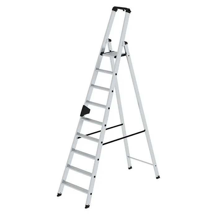 Munk Stehleiter Stehleiter mit ergo-pad 9 Stufen - Anzahl Tritte: 9 Stk., Arbeitshöhe: 4.100 m, Aluminium - Silberne Aluminium-Stehleiter mit schwarzen Akzenten, Sicherheitsgriff und kleiner Ablage.