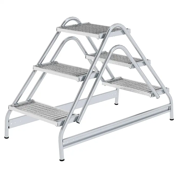 Munk Stehleiter Stahl-Gitterrost Arbeitspodest 2x3 Stufen - Anzahl Tritte: 3 Stk., Arbeitshöhe: 2.700 m, Aluminium - Vierstufige silberne Metalltreppe mit Gitterstufen und gebogenen Handläufen.