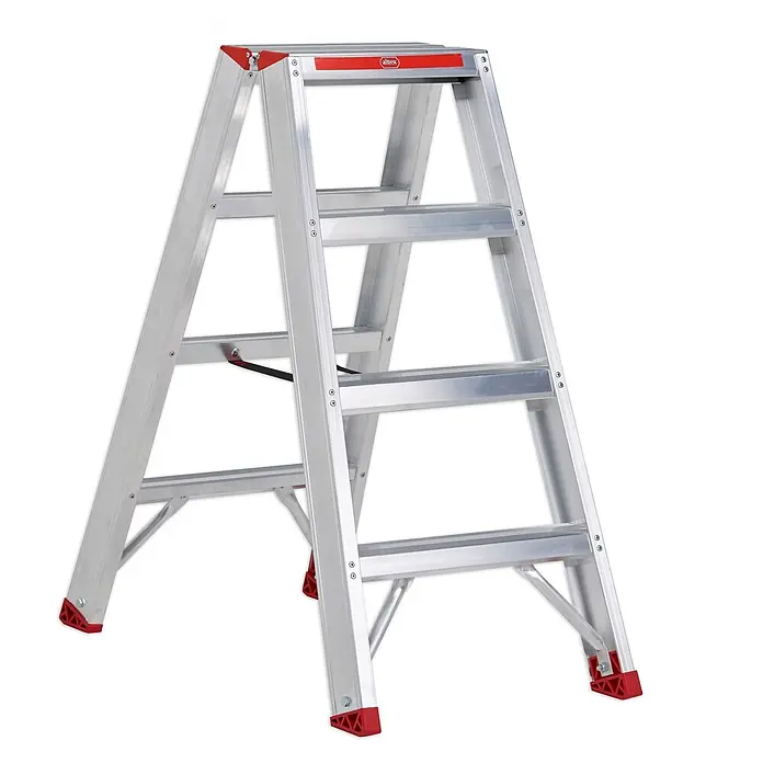 Altrex Stehleiter Sierra beidseitig begehbare Stufenstehleiter SDO 4 Stufen ohne Bügel - Anzahl Tritte: 4 Stk., Arbeitshöhe: 2.950 m, Aluminium - Silberne Aluminium-Klappleiter mit vier breiten Stufen und roten Anti-Rutsch-Akzenten an Oberseite und Füßen.