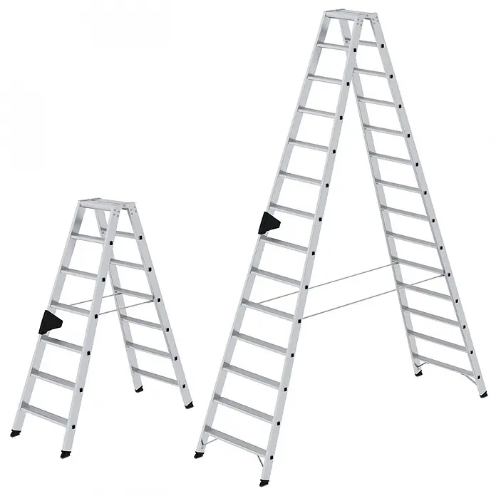Munk Stehleiter Stehleiter mit ergo-pad beidseitig begehbar 2x6 Stufen - Anzahl Tritte: 6 Stk., Arbeitshöhe: 2.900 m, Aluminium - Zwei silberne Aluminium-Klappleitern unterschiedlicher Größe, in A-Form für Stabilität aufgestellt.