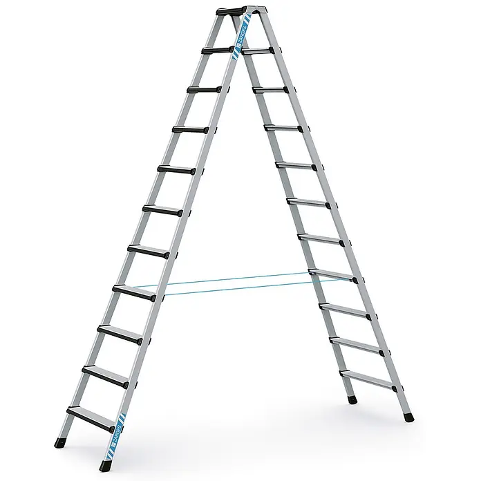 Zarges Stehleiter Comfortstep B Stehleiter mit gepolsterter Stufen-Vorderkante 2x11 Stufen - Anzahl Tritte: 11 Stk., Arbeitshöhe: 4.250 m, Aluminium - Eine silberne Aluminium-Doppelstehleiter mit schwarzen Stufen.