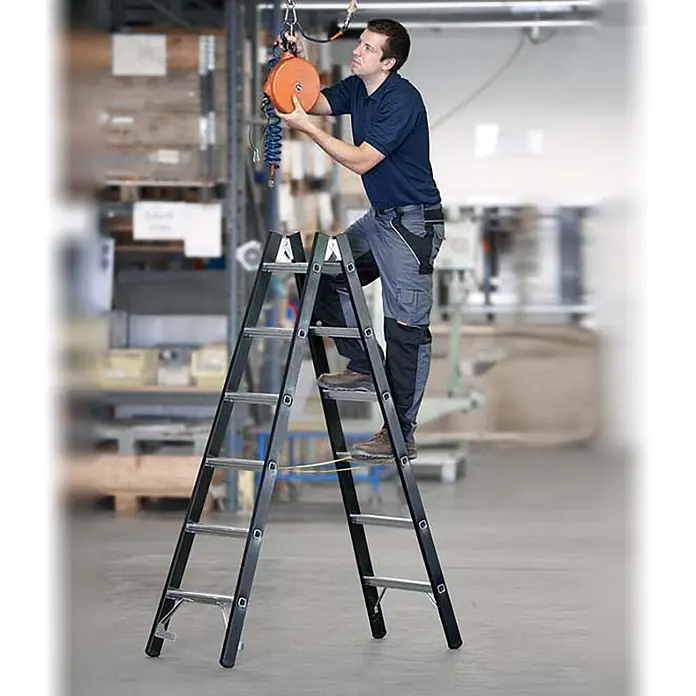Zarges Stehleiter SL Doppelleiter Megastep B 2x8 Stufen - Anzahl Tritte: 8 Stk., Arbeitshöhe: 3.550 m, Aluminium - Schwarze Aluminium-Stehleiter im Einsatz.