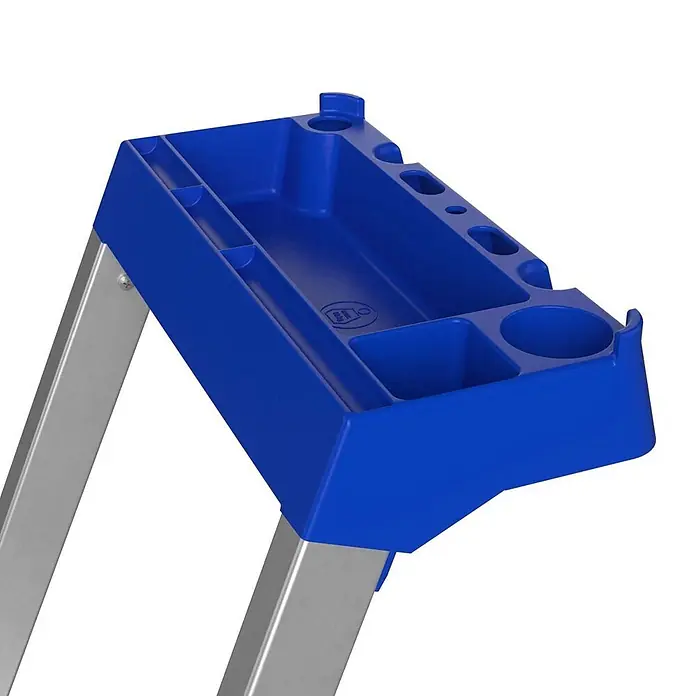 Werner Stehleiter Stufenstehleiter Pro Smart 4 Stufen - Anzahl Tritte: 4 Stk., Arbeitshöhe: 2.990 m, Aluminium - Blaues Kunststoff-Ablagefach, in eine Leiter integriert, mit Fächern, Haltern und Bechervertiefung, auf silbernen Metallbeinen.