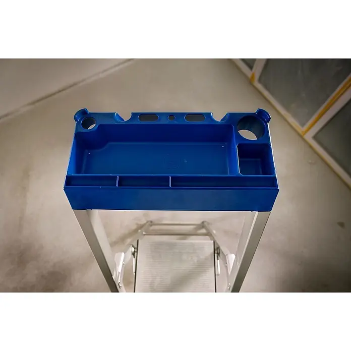 Werner Stehleiter Stufenstehleiter Pro Smart 4 Stufen - Anzahl Tritte: 4 Stk., Arbeitshöhe: 2.990 m, Aluminium - Blaue Werkzeugablage und Organizer aus Kunststoff mit mehreren Fächern auf einer Leiter montiert.