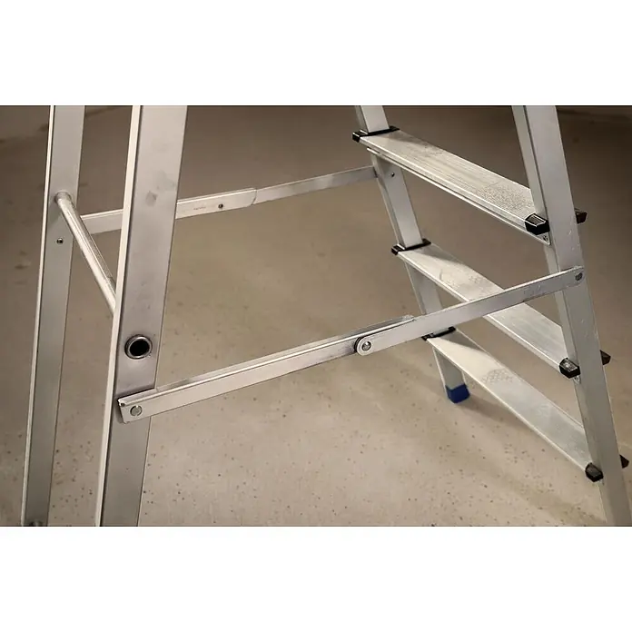 Werner Stehleiter Stufenstehleiter Pro Smart 4 Stufen - Anzahl Tritte: 4 Stk., Arbeitshöhe: 2.990 m, Aluminium - Silberne Aluminium-Klappleiter mit Stufen und Stabilisierungsstreben.