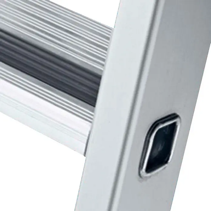 Zarges Stehleiter gebördelte Stehleiter Saferstep S eloxiert 10 Stufen - Anzahl Tritte: 10 Stk., Arbeitshöhe: 4.650 m, Aluminium - Detail einer silbernen Aluminiumleiter: geriffelte Sprossen und Holm mit integriertem Verriegelungsmechanismus.