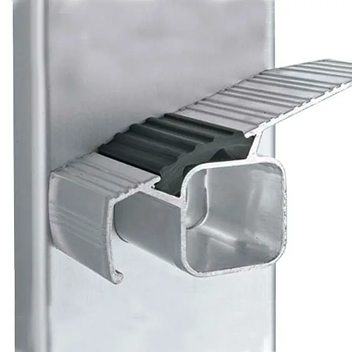 Zarges Stehleiter gebördelte Stehleiter Saferstep S eloxiert 10 Stufen - Anzahl Tritte: 10 Stk., Arbeitshöhe: 4.650 m, Aluminium - Silbernes Aluminiumprofil mit schwarzer geriffelter Gummidichtung für vertikale Paneele.